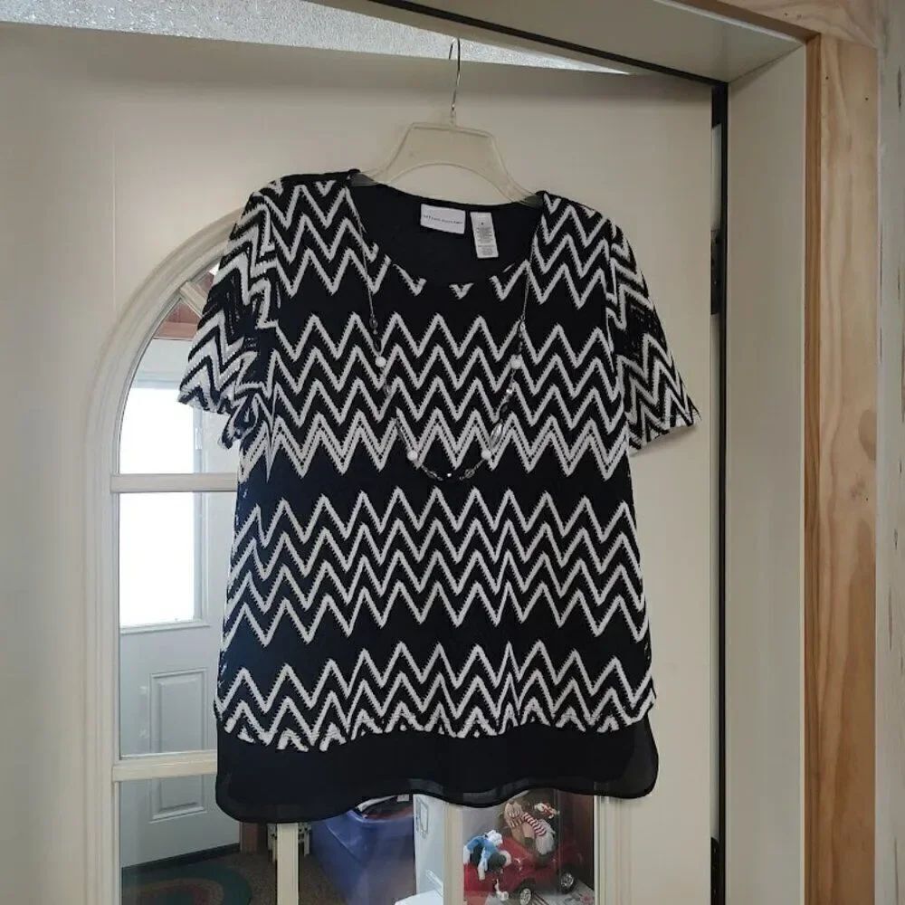 New Alfred Dunner Black White Lace Overlay  Top With Necklace Women's M